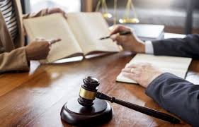 Mesa de trabajo con documentos legales y un mazo judicial